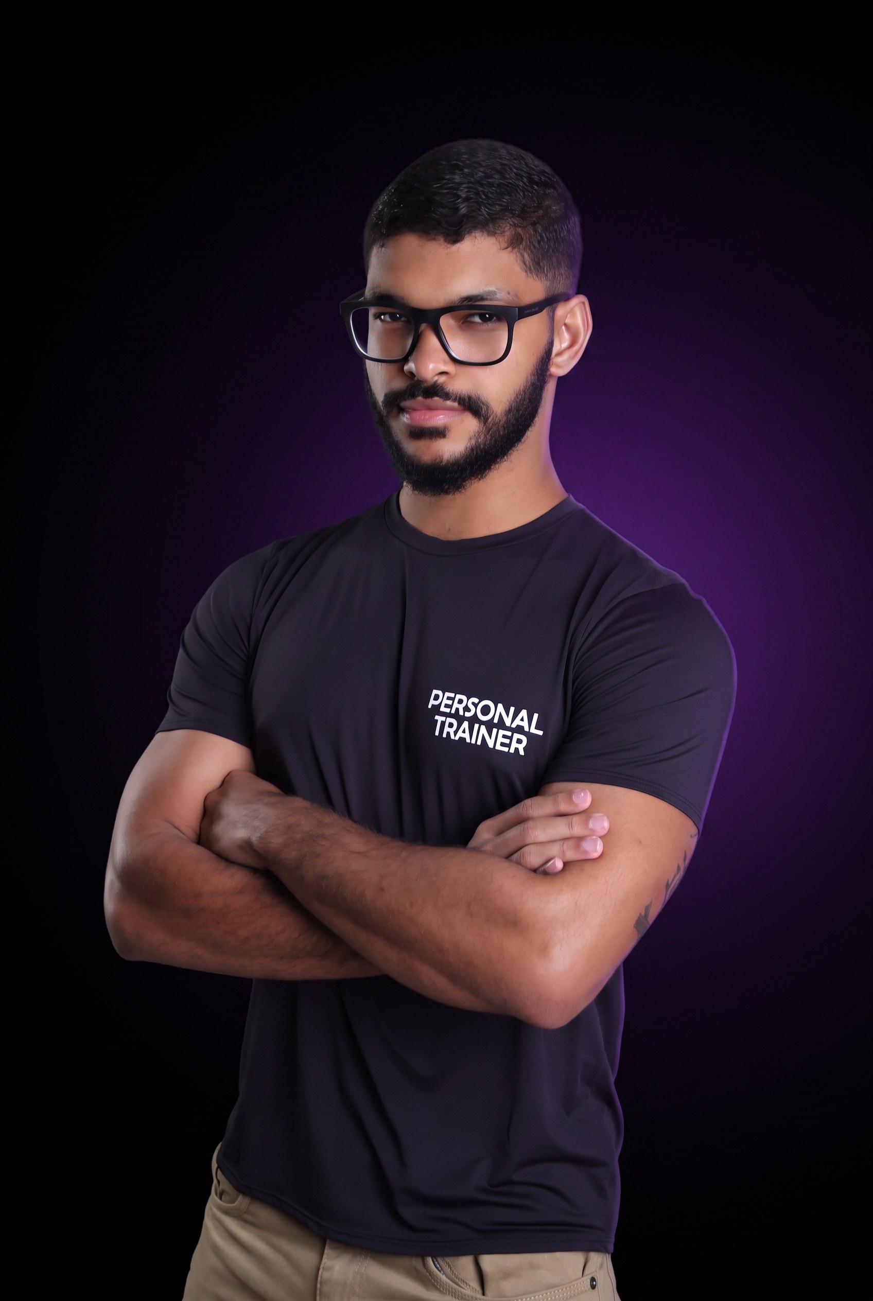 Victor Teles, personal trainer em Salvador/BA, de braços cruzados
